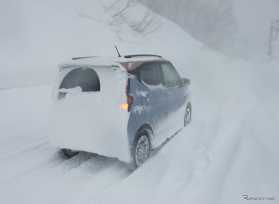 月山界隈でサブルートを探検の図。前輪駆動車で新雪をかき分けながら進むくらいの駆動力を発揮できたのは驚きでしかなかった。《写真撮影 井元康一郎》