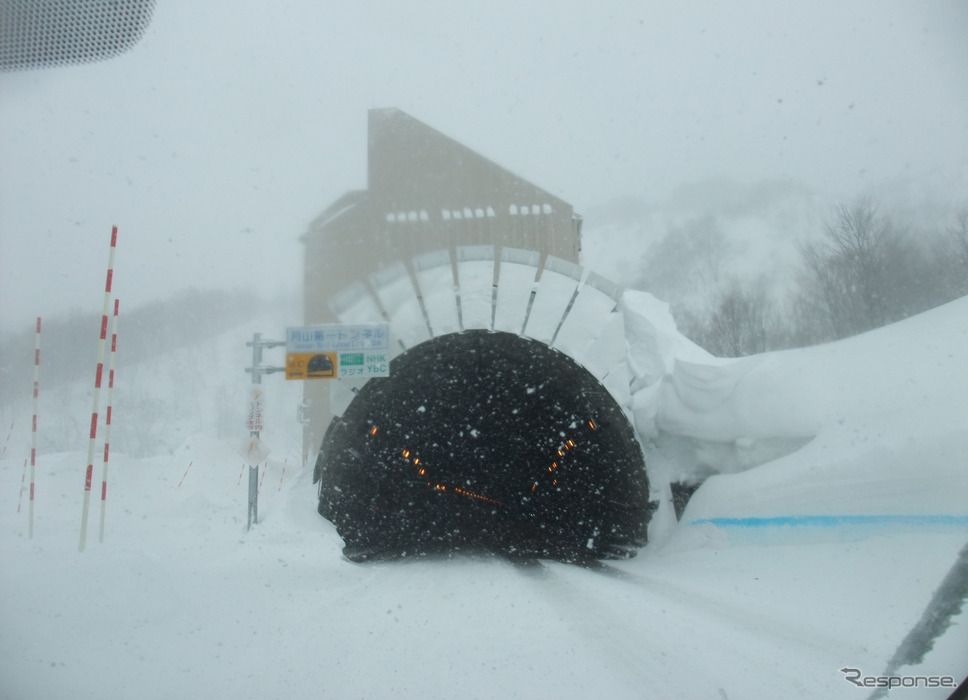 月山トンネルが見えてきた。庄内と山形を結ぶこのトンネル群もそろそろ開通50周年を迎えるという。《写真撮影 井元康一郎》