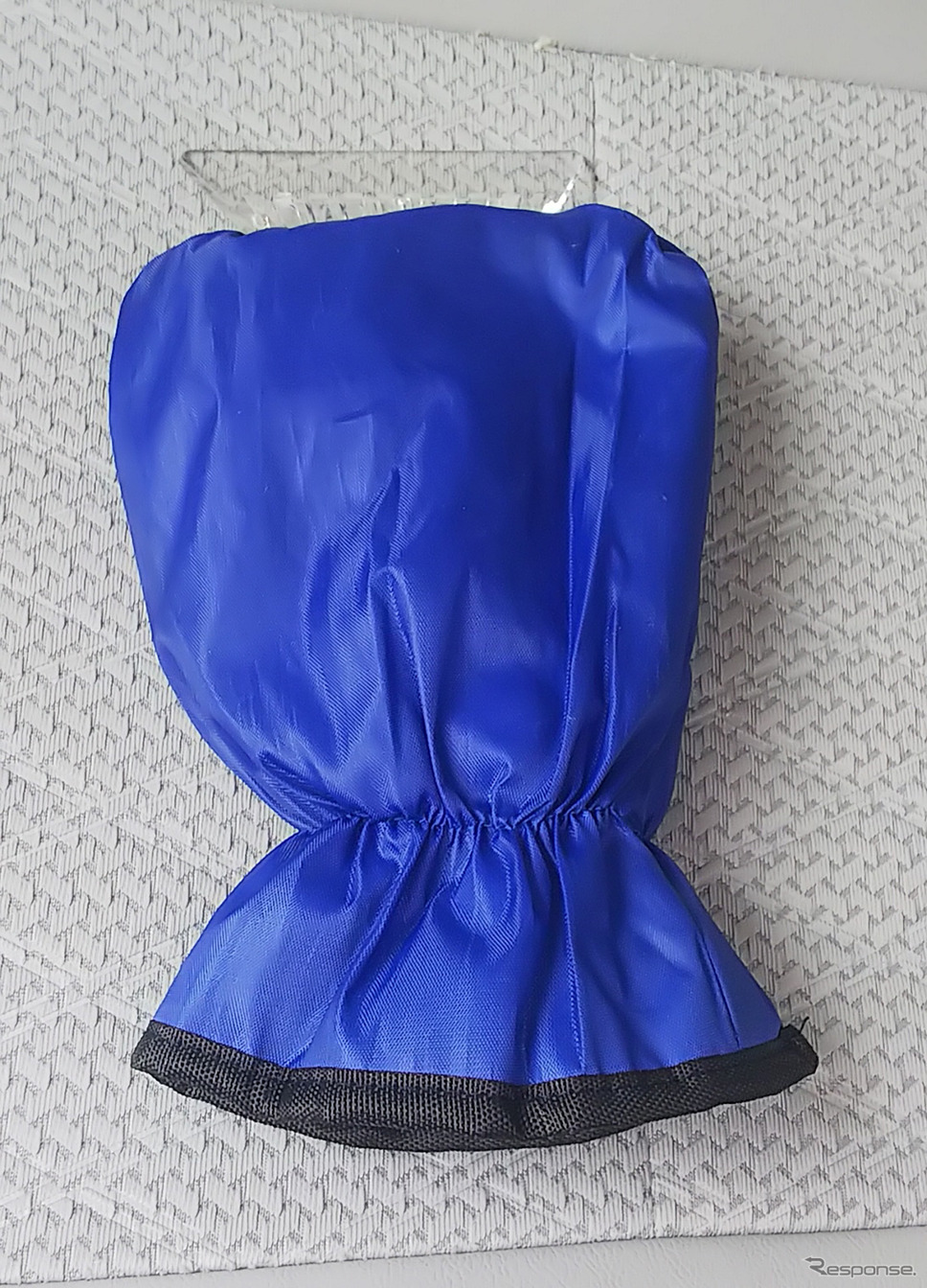 クルマを少し停止させるとたちまち窓が着氷でいっぱいに。それを落とすのに便利だったのがダイソーで売っていた手袋型のスクレーパー。手が全然寒くなく感動した。《写真撮影 井元康一郎》