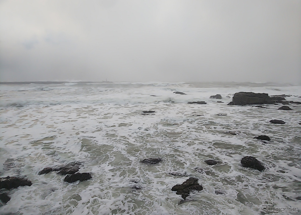 鶴岡郊外の海岸にて。沖合の灯台がしょっちゅう波に呑まれていた。《写真撮影 井元康一郎》