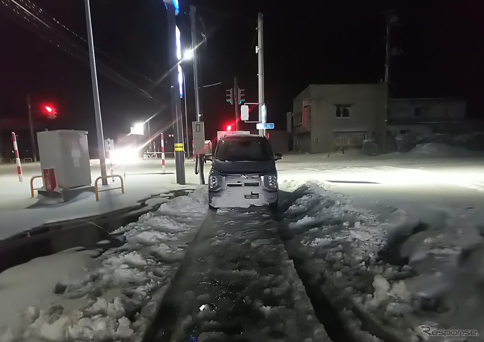 深雪路、次いでシャーベット路で思いっきり電費を落としたため山形・南陽市のコンビニで充電。コンビニで除雪道具を借りることができたのは本当に幸運だった。《写真撮影 井元康一郎》