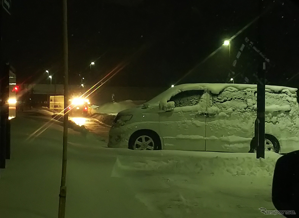 雪原と化していた駐車場があっという間に復活していく。除雪車どんだけパワフルなんだと感心。《写真撮影 井元康一郎》