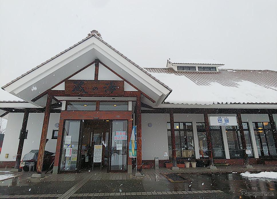 道の駅喜多の郷の温泉施設。試しに入ってみたら奥のほうが露天風呂となっており、素晴らしい雪見風呂を堪能できた。《写真撮影 井元康一郎》