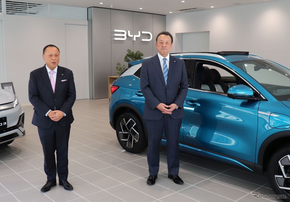 1号店内覧会:右:BYDオートジャパン 東福厚樹代表取締役社長。左:アクセル 岡本二久代表取締役社長《写真撮影 中尾真二》