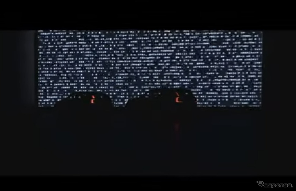 「EX90」（中央）の発表の中で一瞬だけシルエットを見せたボルボの小型BEV（左）が日本に投入される（動画スクリーンショット）
