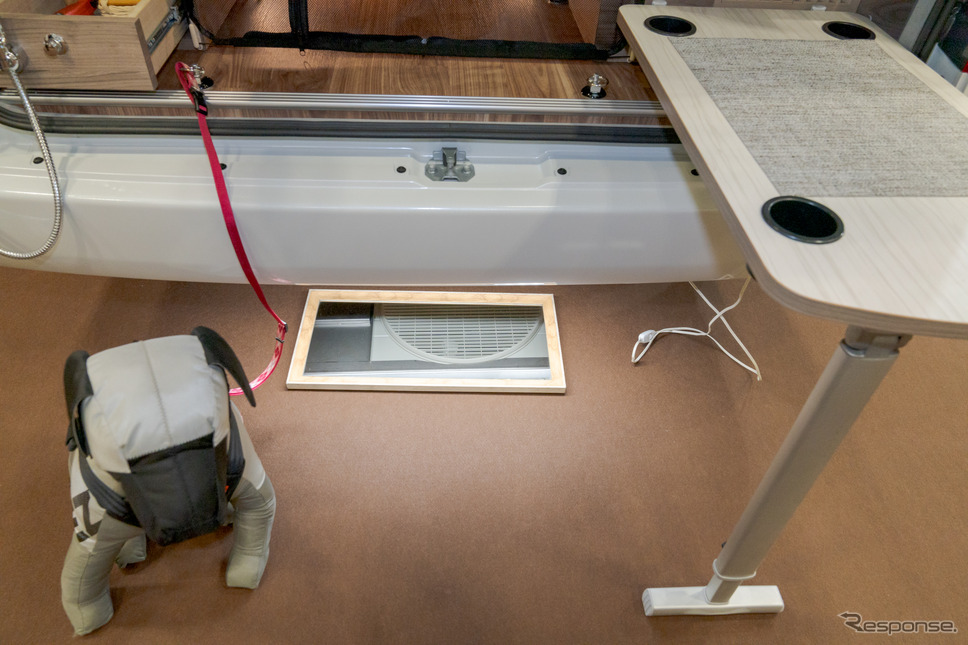 車体下に鏡が置いてある。写っているのはエアコンの室外機。《写真撮影 関口敬文》