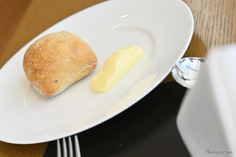 バターがポルシェの形！ 「もったいない〜」と言いつつパンにつけて美味しくいただいた《写真提供 ポルシェジャパン》