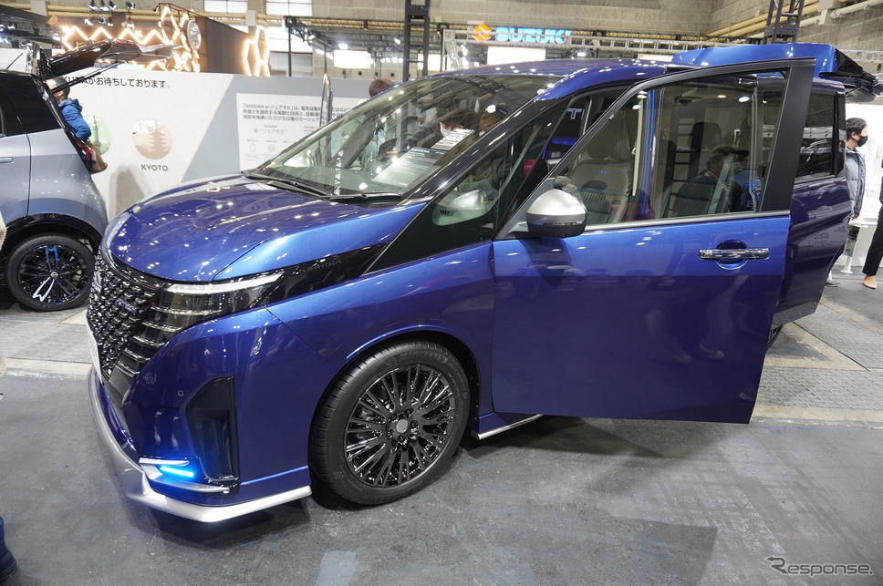 日産オーテックセレナ。実は大径のタイヤホイールは開発中のもの(大阪オートメッセ2023)《写真撮影 宮崎壮人》