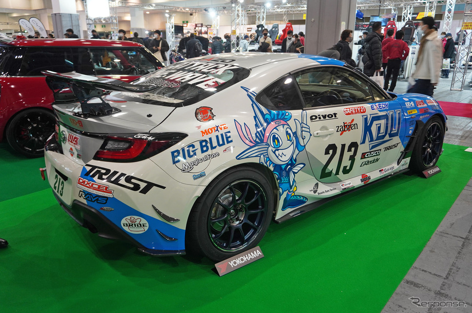 近畿大学体育会自動車部「KINDAI BIG BLUE RACING」のGR86(大阪オートメッセ2023)《写真撮影 宮崎壮人》