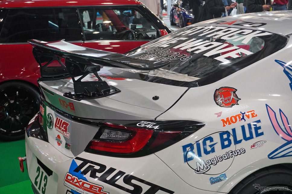 近畿大学体育会自動車部「KINDAI BIG BLUE RACING」のGR86(大阪オートメッセ2023)《写真撮影 宮崎壮人》