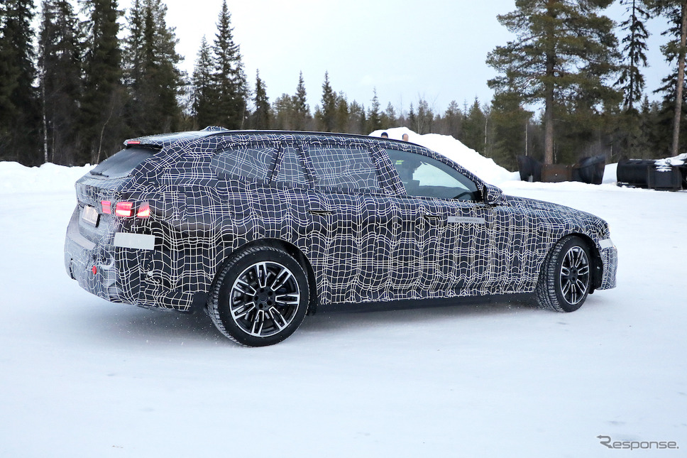 BMW i5ツーリング プロトタイプ(スクープ写真)《APOLLO NEWS SERVICE》