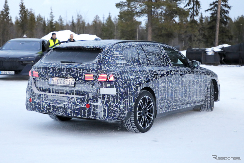 BMW i5ツーリング プロトタイプ(スクープ写真)《APOLLO NEWS SERVICE》