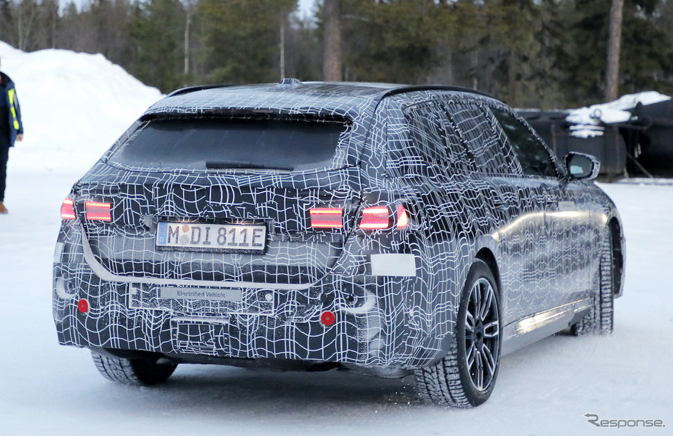 BMW i5ツーリング プロトタイプ(スクープ写真)《APOLLO NEWS SERVICE》