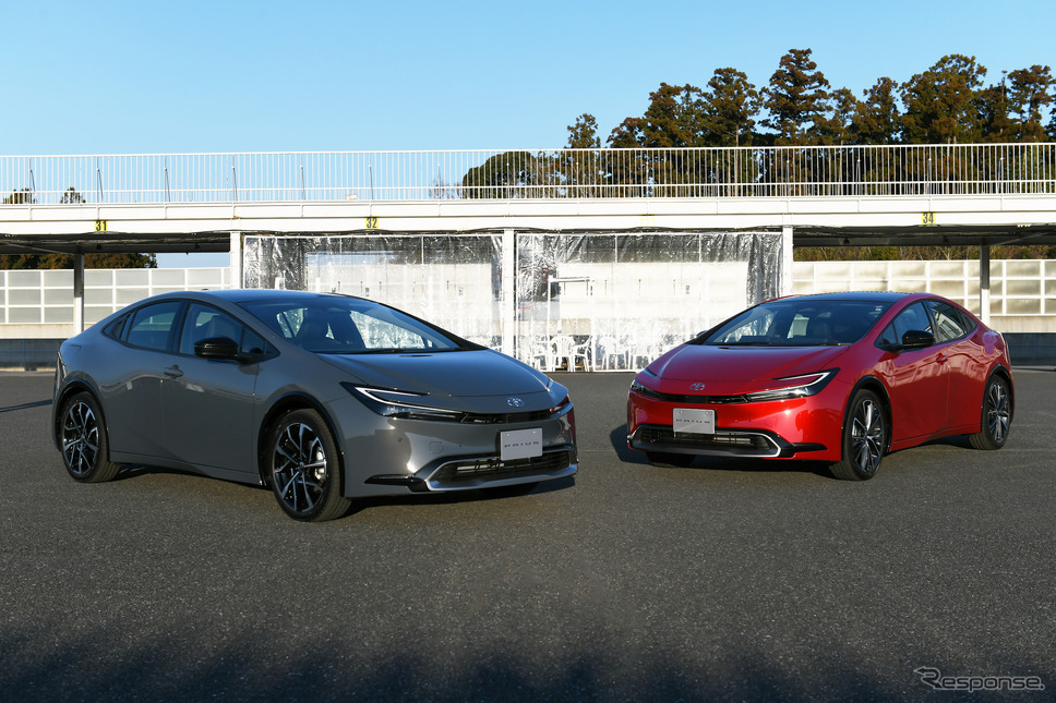 トヨタ プリウス 新型のPHEV(左)とHEV(右)《写真撮影 中野英幸》