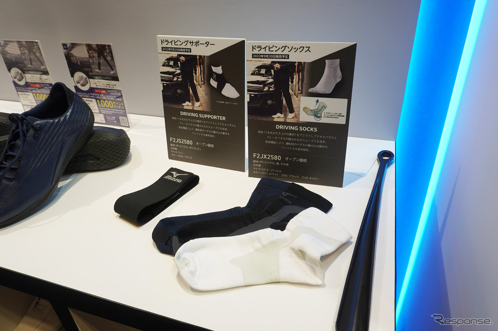 『BARECLUTCH』とは別にドライビングソックスも販売する(大阪オートメッセ2023)《写真撮影 宮崎壮人》