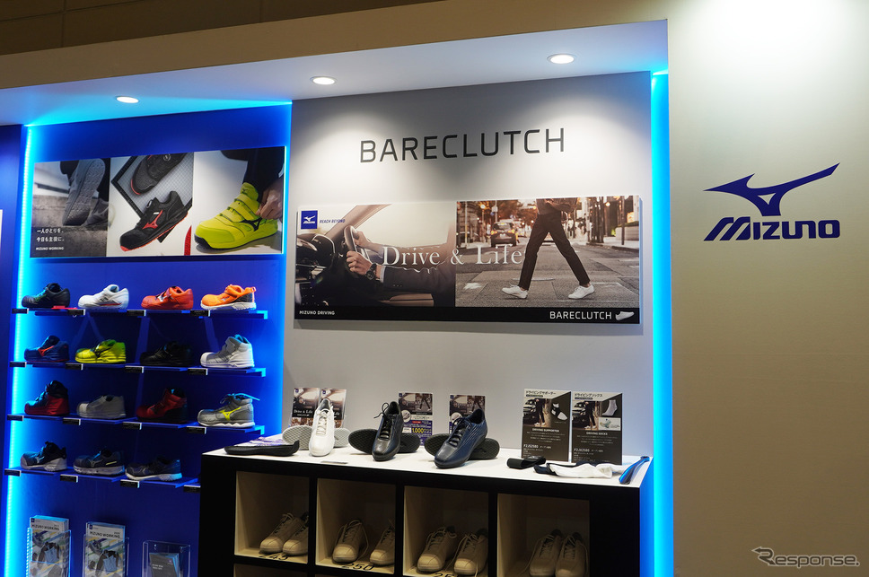 ドライビングシューズ『BARECLUTCH(ベアクラッチ)』を展示したミズノ(大阪オートメッセ2023)《写真撮影 宮崎壮人》