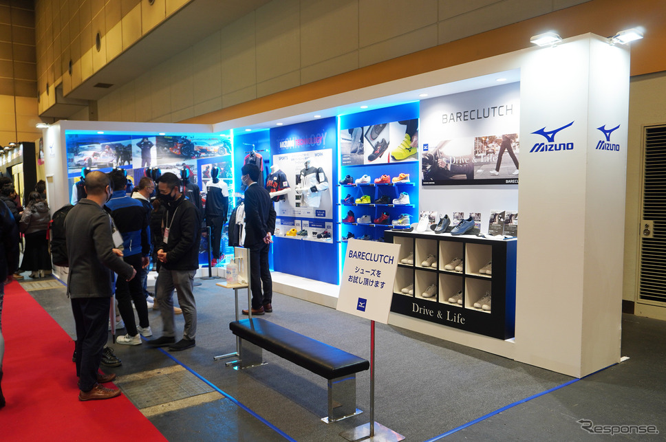 ドライビングシューズ『BARECLUTCH(ベアクラッチ)』を展示したミズノ(大阪オートメッセ2023)《写真撮影 宮崎壮人》