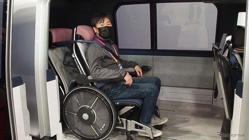 『MX221』車椅子は専用金具を使って固定。車椅子をおおよその一に下げるだけで自動ロックされる仕組みだ《写真撮影 会田肇》
