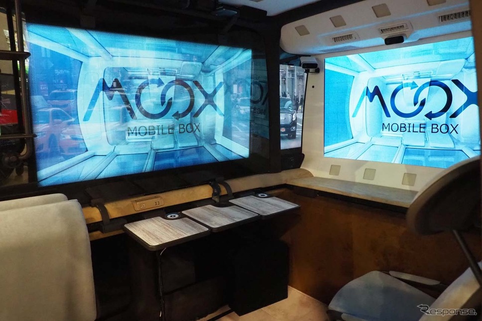 MOOXの車内は透過式の大型ディスプレイが用意されていた《写真撮影 会田肇》