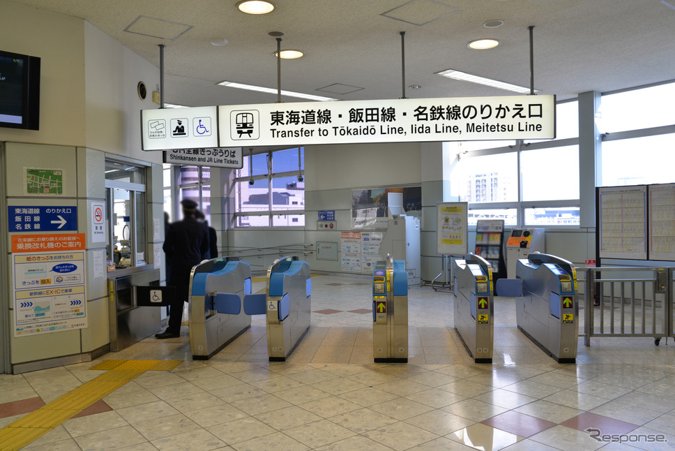 豊橋駅新幹線改札にある乗換え案内。同駅の在来線構内はJRと名鉄が共有しており、名鉄は3番ホームに発着している。《写真提供 写真AC》