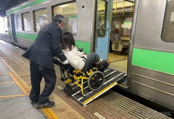 車いすユーザー向け移動支援サービス《写真提供 全日本空輸 / ANAあきんど / 北海道旅客鉄道》