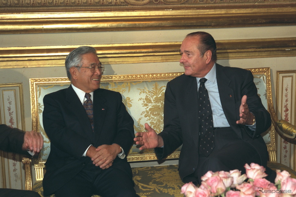 1998年、フランスのシラク大統領と会談する豊田社長《Photo by Jean Bernard Vernier/Sygma/ゲッティイメージズ》