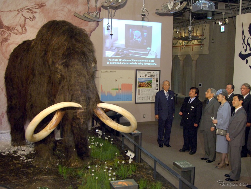 2005年、愛・地球博で明仁天皇を迎えた豊田章一郎氏《Photo by Pool Interagences/Gamma-Rapho/ゲッティイメージズ》