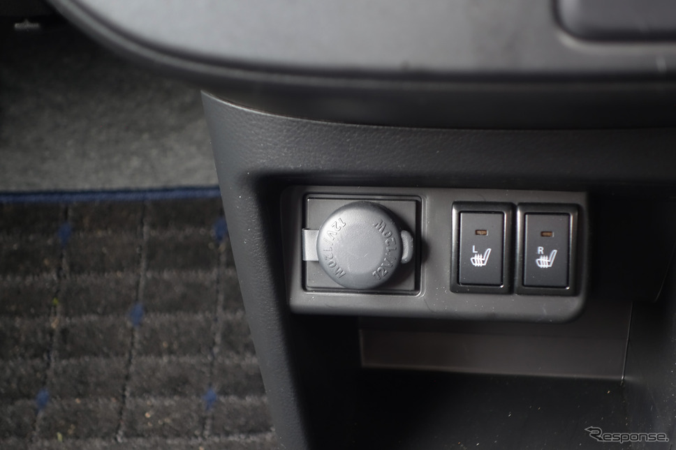 HYBRID Xには前席シートヒーターが標準装備。《写真撮影 井元康一郎》