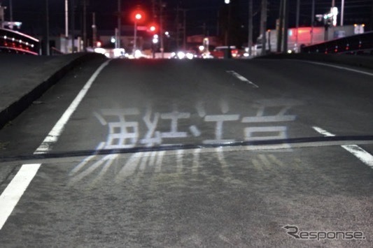 スマート道路灯で路面に「凍結注意」という文字を描画《写真提供 NTTコミュニケーションズ》