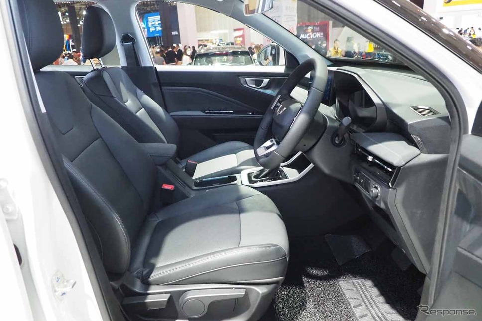コンパクトSUV『アルヴェス』。パワーシートは装備されていなかった《写真撮影 会田肇》