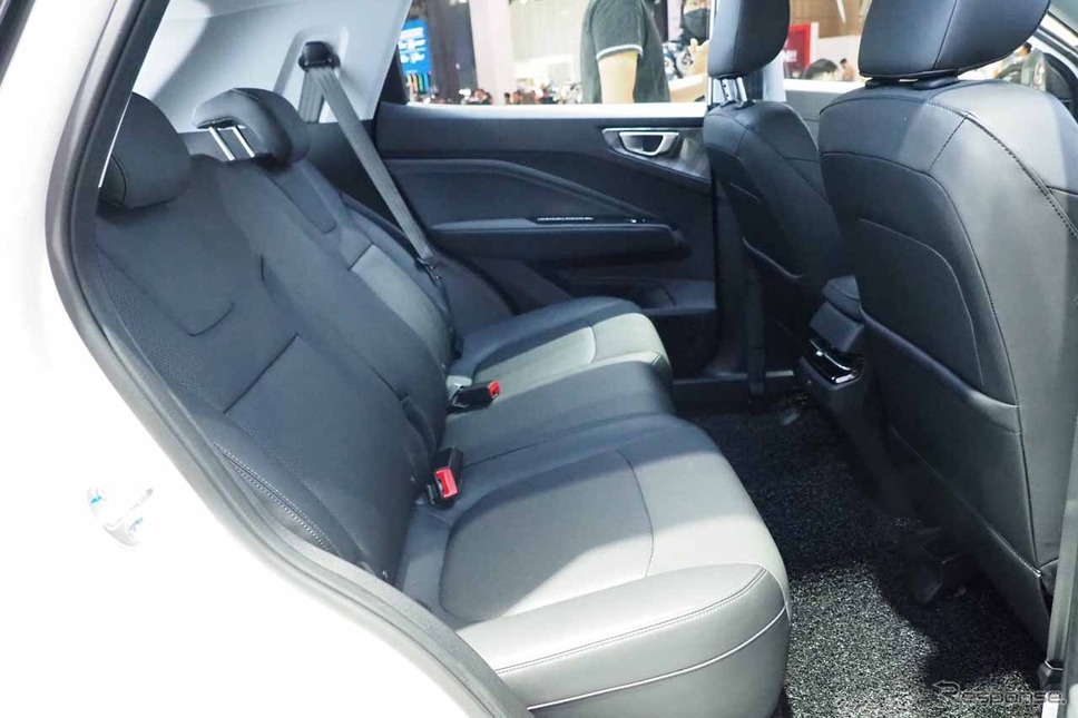 コンパクトSUV『アルヴェス』。後席にもエアコンの吹き出し口を備えた《写真撮影 会田肇》