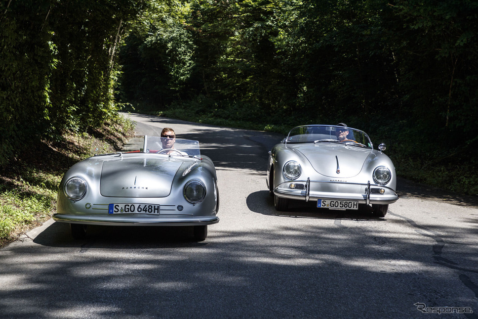 ポルシェ・タイプ356“No.1”(向かって左)と356量産仕様《photo by Porsche》
