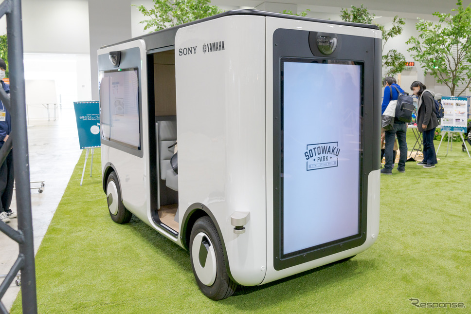 室内や車体側面には高精細ディスプレイがビルトインされている。《写真撮影 関口敬文》