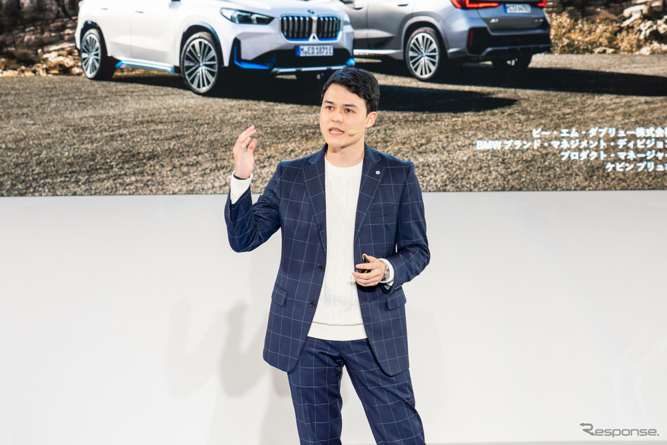 BMWブランドマネジメントディビジョンプロダクトマネージャー ケビン・プリュボ氏は、BMW X1、iX1の特徴を解説した。《写真撮影 関口敬文》