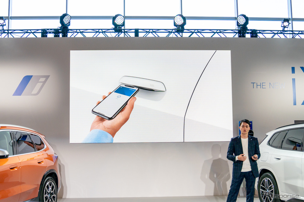 BMWデジタル・キー・プラスにより、携帯電話がキー代わりになる。《写真撮影 関口敬文》