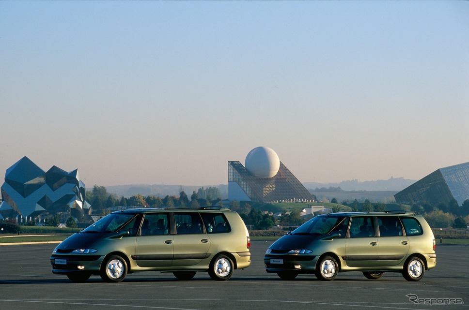 3代目ルノー・エスパス:グラン・エスパス(向かって左)とエスパス(標準ボディ)《photo by Renault》