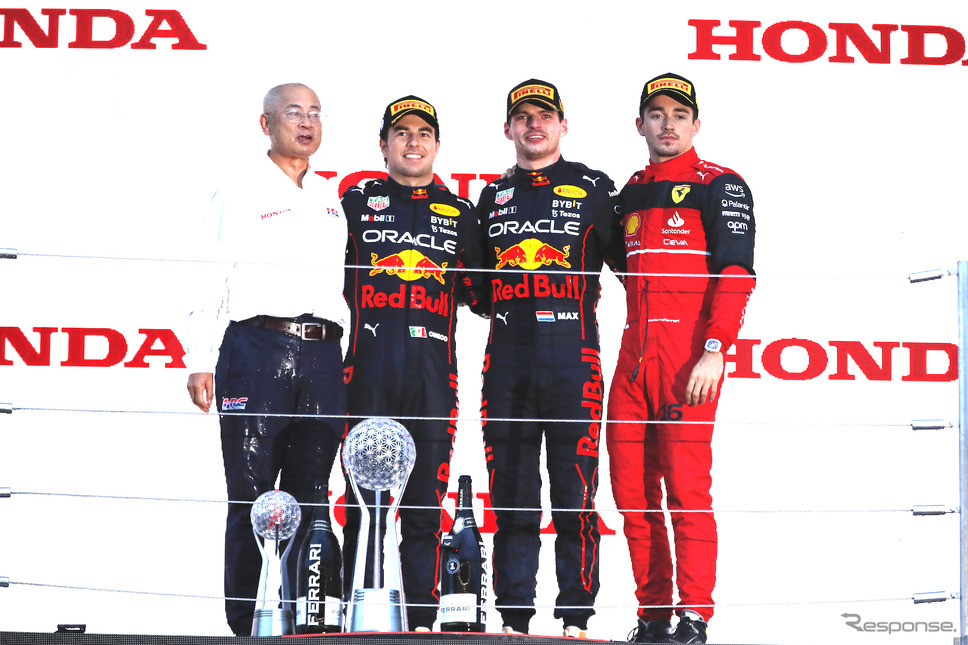 2022年F1日本GPの表彰台。左から浅木氏、2位ペレス、優勝フェルスタッペン、3位ルクレール。《Photo by Pirelli》