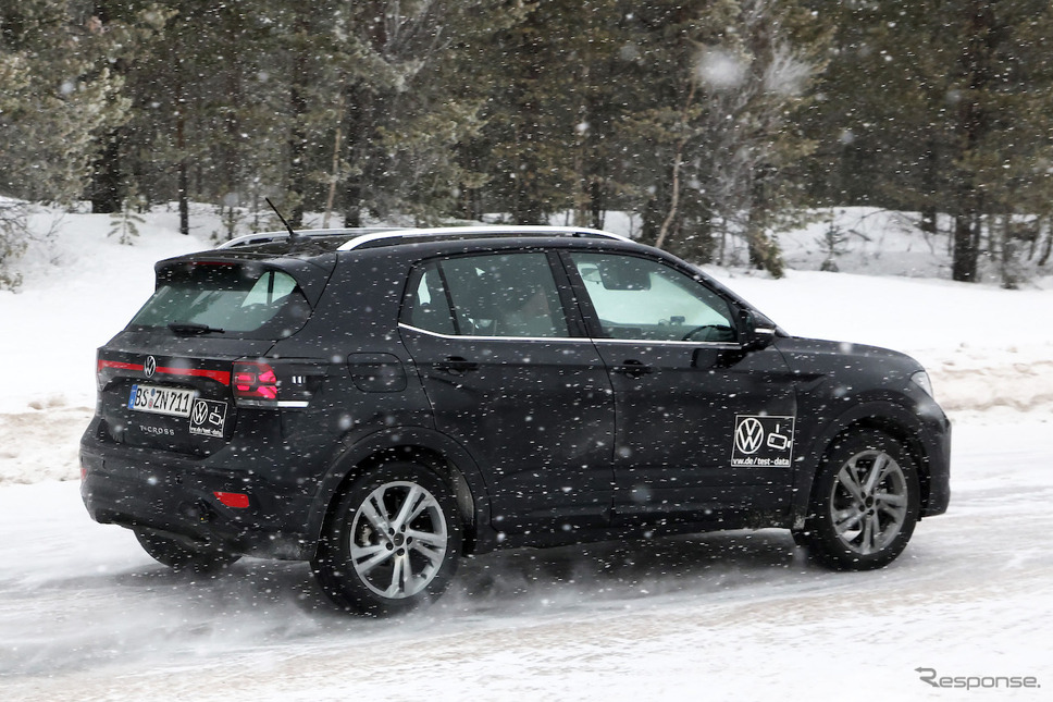VW T-Cross 改良新型プロトタイプ(スクープ写真)《APOLLO NEWS SERVICE》