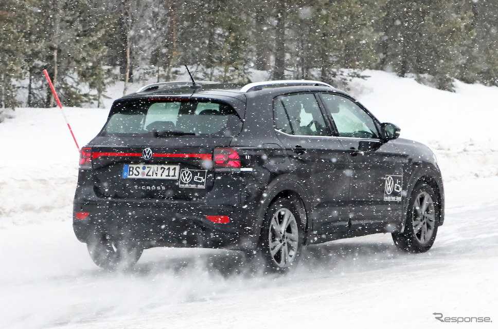 VW T-Cross 改良新型プロトタイプ(スクープ写真)《APOLLO NEWS SERVICE》