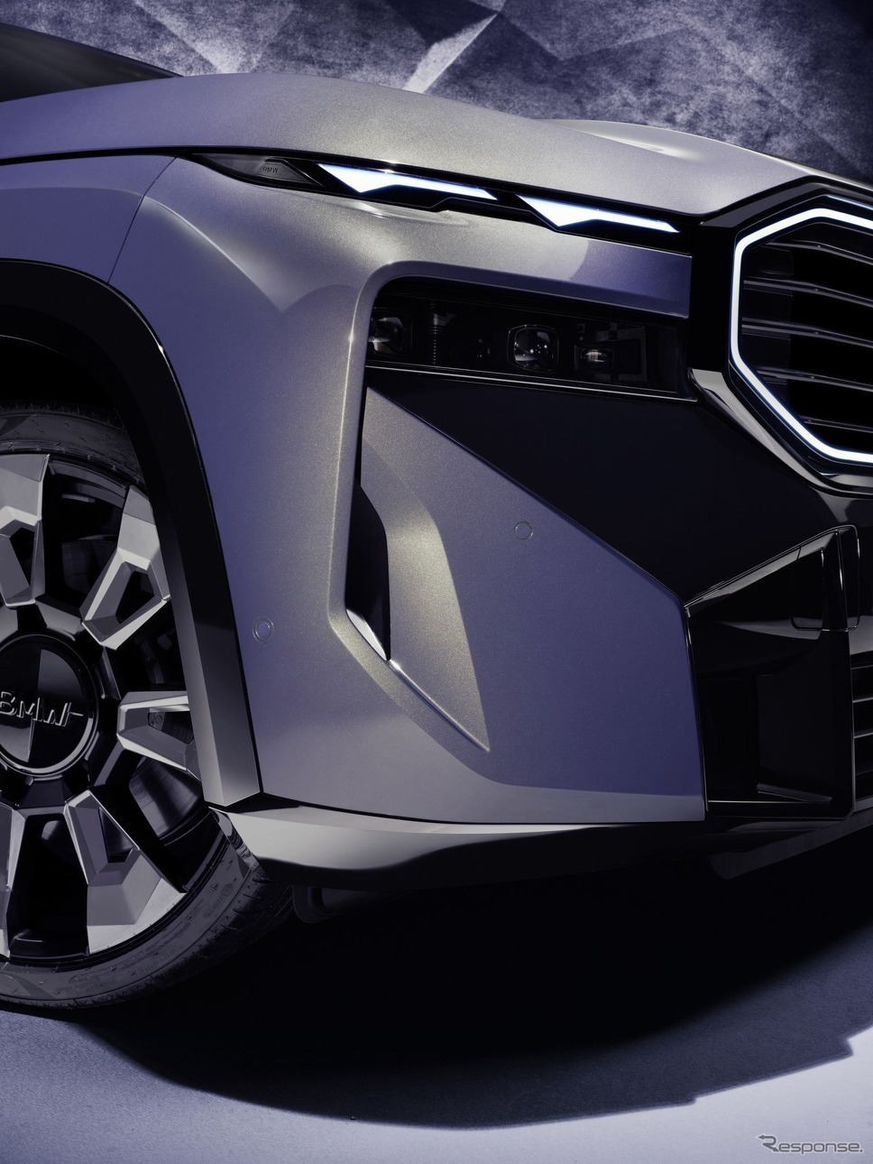 BMW XM の「BMWインディビジュアル」の特別塗装車《photo by BMW》