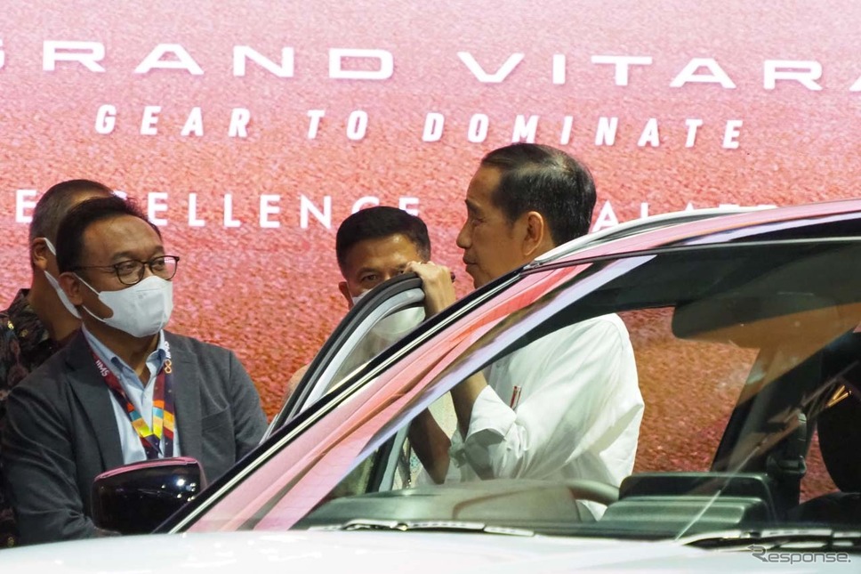 インドネシアのジョコ大統領もグランドヴィターラに乗り込んで感触を試していた《写真撮影 会田肇》