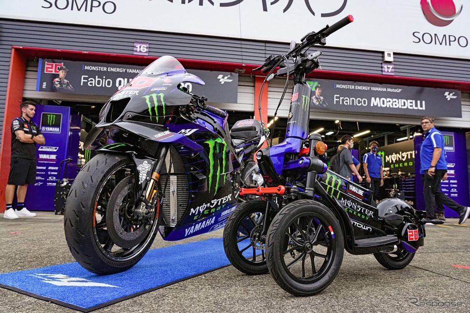 MotoGPマシンのグラフィックが施されたトリタウン(右)《写真提供 ヤマハ発動機》