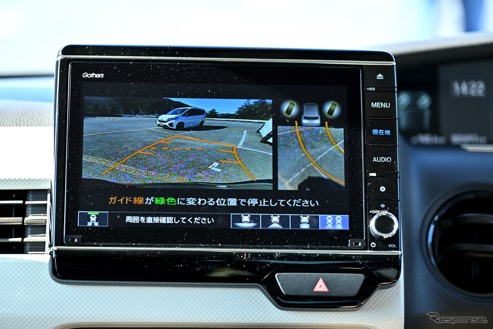 「リアカメラdeあんしんプラス3」の後退駐車サポート《写真撮影 雪岡直樹》