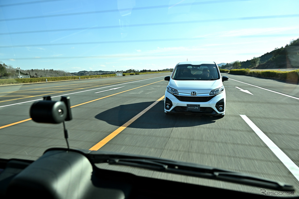 「リアカメラdeあんしんプラス3」の後方車両お知らせ機能を試す《写真撮影 雪岡直樹》