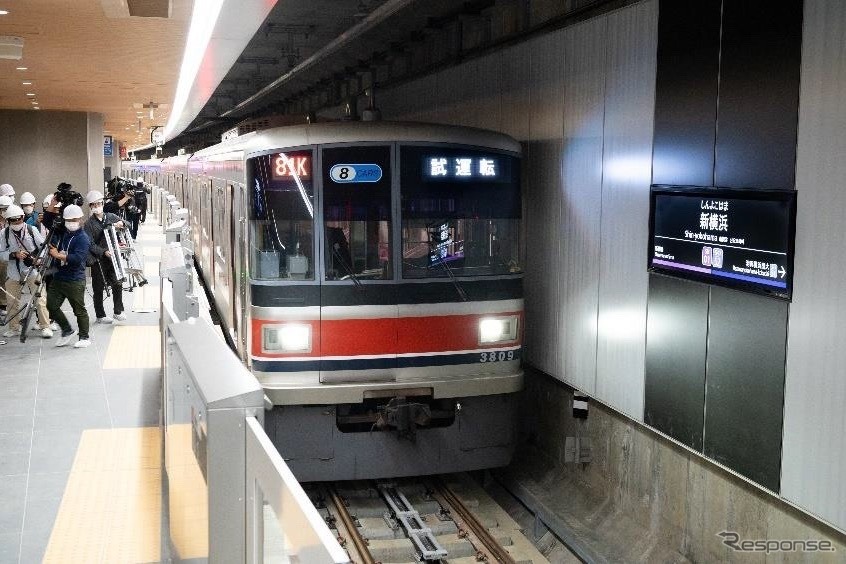新横浜駅、試運転車両の入線シーン。《写真提供 独立行政法人鉄道建設・運輸施設整備支援機構》