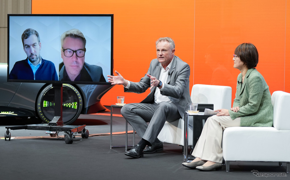 パネルディスカッション第1部:ドリーブ CEO エリック・メベリック氏、ヌービー CEO グレゴリー・ポイラン氏、日産自動車 グローバルEVプログラム&エナジーエコシステムビジネス部担当 理事 ユーグ・デマルシエリエ氏、自然エネルギー財団 西田裕子氏(左から)《写真提供 日産自動車》