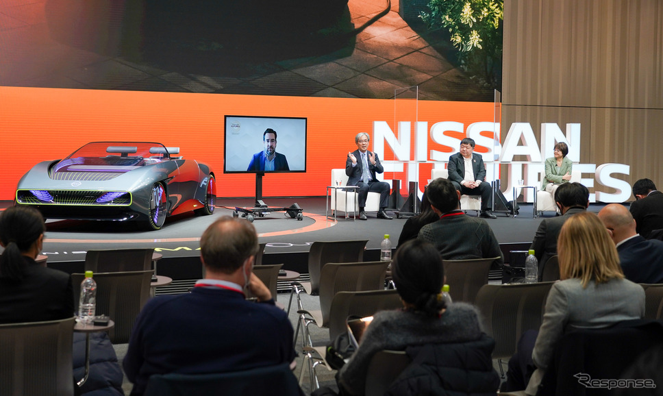 パネルディスカッション第2部:日産自動車 エネルギービジネスユニット ダイレクター ソフィアン・エルコムリ氏、フォーアールエナジー 代表取締役 堀江裕氏、日産自動車 経営戦略本部担当 常務執行役員 真田裕氏、自然エネルギー財団 西田裕子氏(左から)《写真提供 日産自動車》
