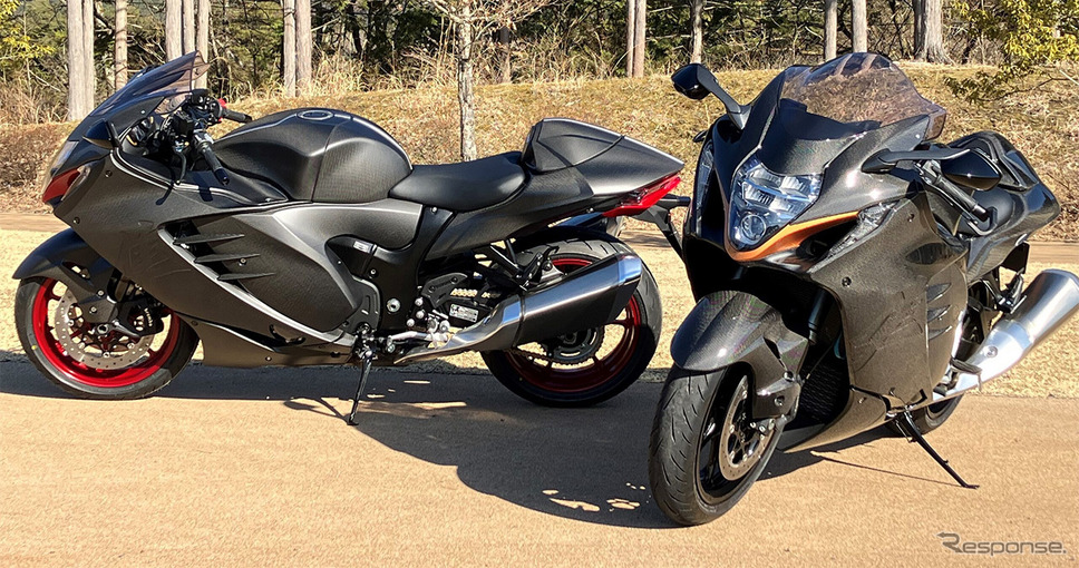 フルドライカーボンボディキットを施したスズキ Hayabusa(2021年モデル)。マットクリア塗装(左)とクリア塗装(右)《写真提供 ナップス》