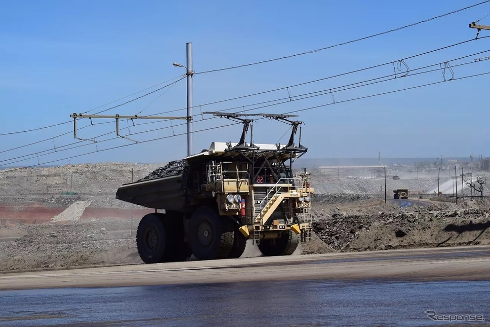 カンサンシ銅・金鉱山を走行する日立建機のトロリー受電式ダンプトラック《写真提供 日立建機》
