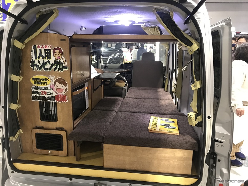 後席から手の届く範囲に家具を設置《写真撮影 南部武寛》